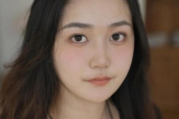 解读八字眉女生的性格特征与外貌印象