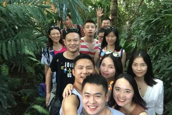 三人群：从相识到默契无间的旅程